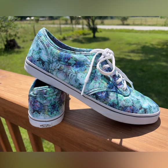 Women’s Vans; Size:9.5 - Picture 6 of 10